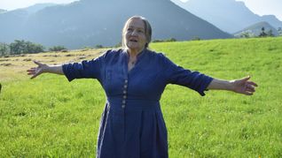 Schauspielerin Marianne Sägebrecht am Rande von Dreharbeiten zu der ARD-Vorabendserie "Watzmann ermittelt".