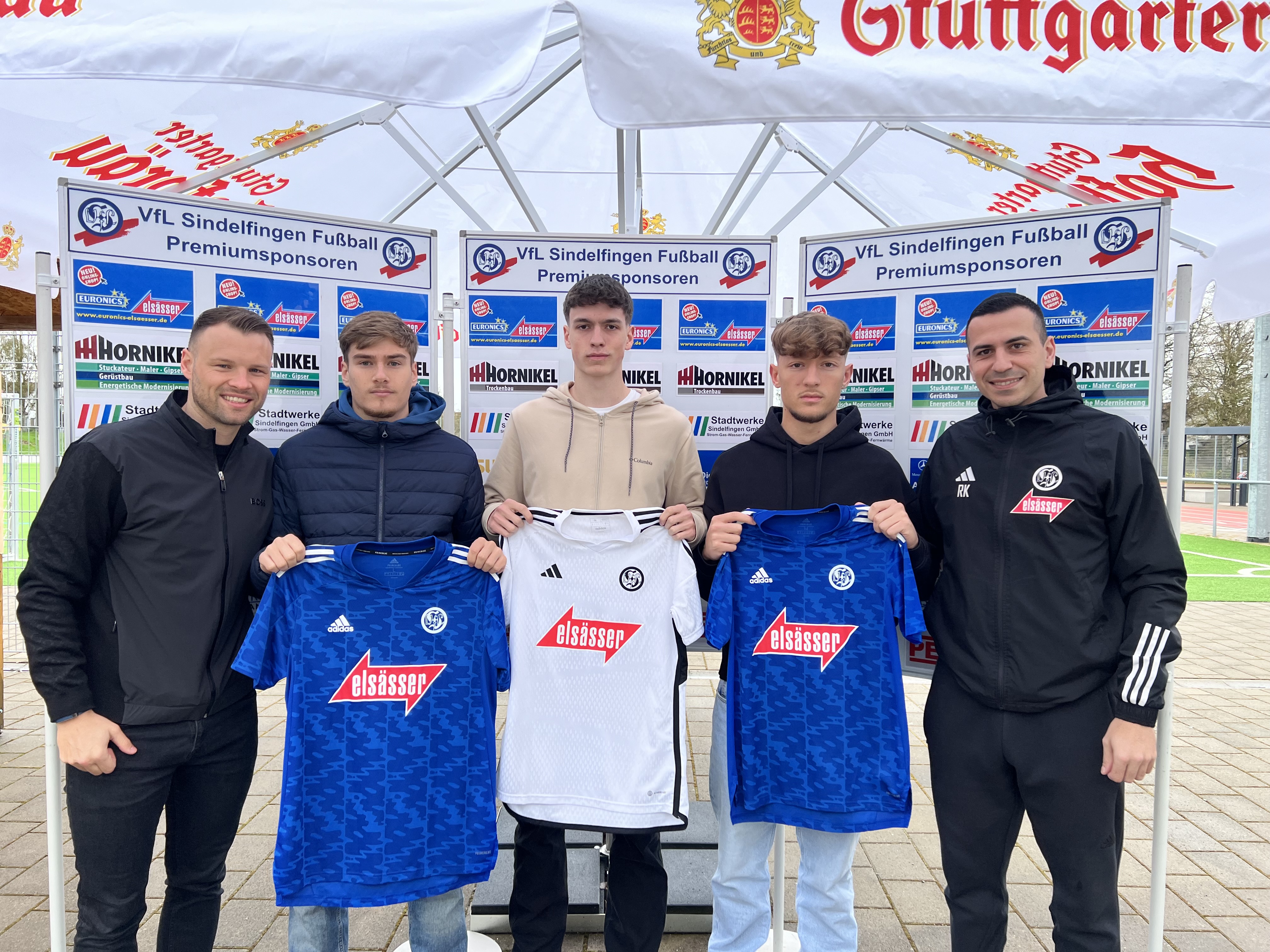 Bastian Bothner, der sportliche Leiter des VfL Sindelfingen (links), und VfL-Chefcoach Roberto Klug  nehmen die drei Neuzugänge in ihre Mitte. Bünyamin Bakacs, Lars Pfeifer und Edison Behramaj (von links) wechseln zur neuen Saison in die Daimlerstadt.