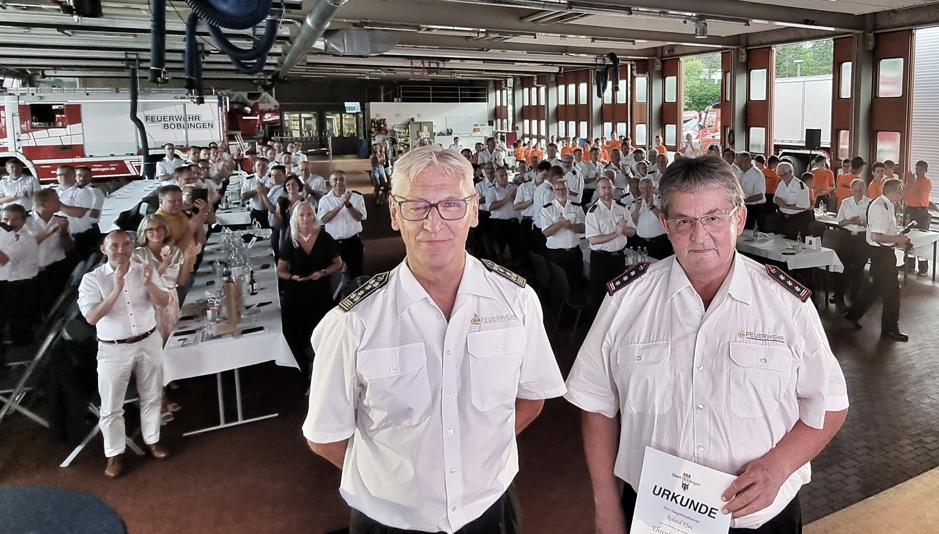 Verabschiedung mit jeder Menge Dank und Beifall bei der Hauptversammlung der Böblinger Feuerwehr für die langjährigen Abteilungskommandanten Thomas Frech (links) und Roland Pfau, der zudem zum Ehrenkommandanten ernannt wurde.  Bild: Hamann