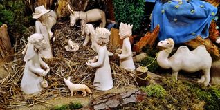 Die Krippe in Sankt Fidelis bei Deufringen und Dachtel. In der Mitte steht das neugierige Füchslein.