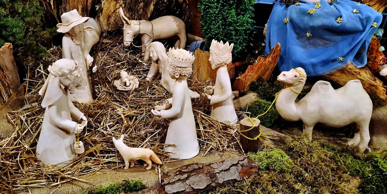 Die Krippe in Sankt Fidelis bei Deufringen und Dachtel. In der Mitte steht das neugierige Füchslein.