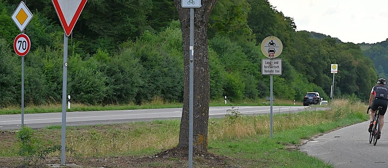 Der obere Einstieg in den neuen Weg an der Zufahrt zum Mutterhaus befindet sich etwa zehn Meter von der Kreisstraße entfernt.