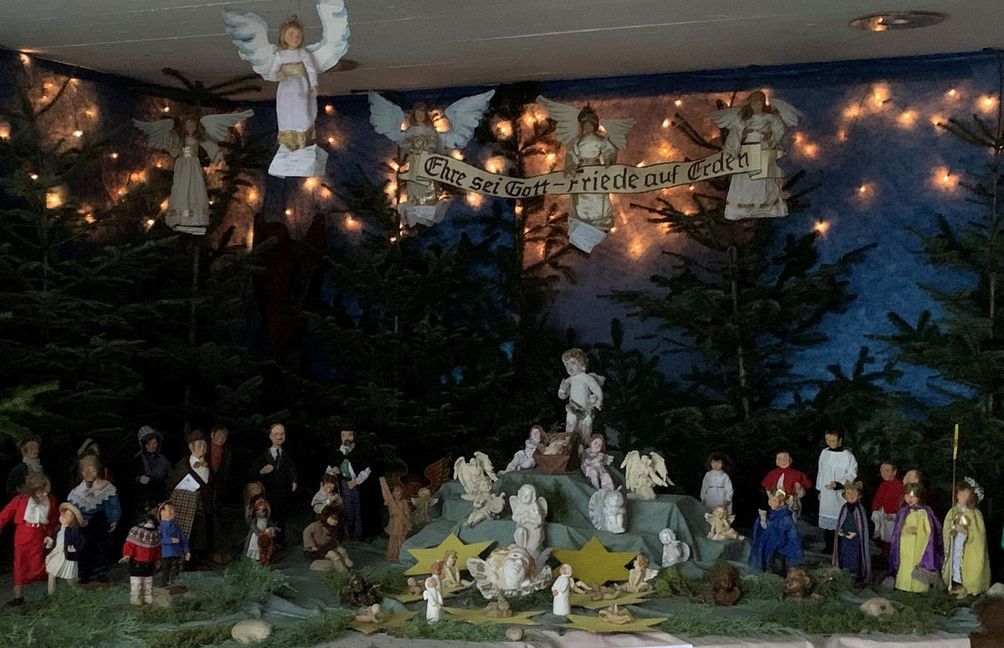 In Erinnerung an die Renninger Krippe ist im Vorraum der Martinuskirche Malmsheim im Freien eine große Darstellung mit Engeln aufgebaut, die den Schriftzug tragen „Ehre sei Gott und Friede auf Erden“.  Bild: z