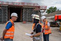 Die Sindelfinger Feuerwehr übte gemeinsam mit der Böblinger Feuerwehr den Ernstfall: In der südlichen Tunnelröhre ist ein Feuer ausgebrochen. Sie müssen den Brand löschen und die Personen im Tunnel suchen und retten.