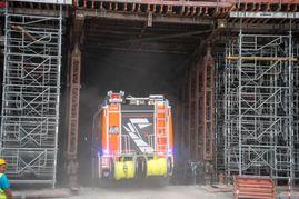 Die Sindelfinger Feuerwehr übte gemeinsam mit der Böblinger Feuerwehr den Ernstfall: In der südlichen Tunnelröhre ist ein Feuer ausgebrochen. Sie müssen den Brand löschen und die Personen im Tunnel suchen und retten.