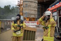 Die Sindelfinger Feuerwehr übte gemeinsam mit der Böblinger Feuerwehr den Ernstfall: In der südlichen Tunnelröhre ist ein Feuer ausgebrochen. Sie müssen den Brand löschen und die Personen im Tunnel suchen und retten.