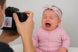 Beim Fotografieren eines Kleinkindes einen neutralen Gesichtsausdruck zu erwischen, ist gar nicht so leicht. Bild: ChatGPT