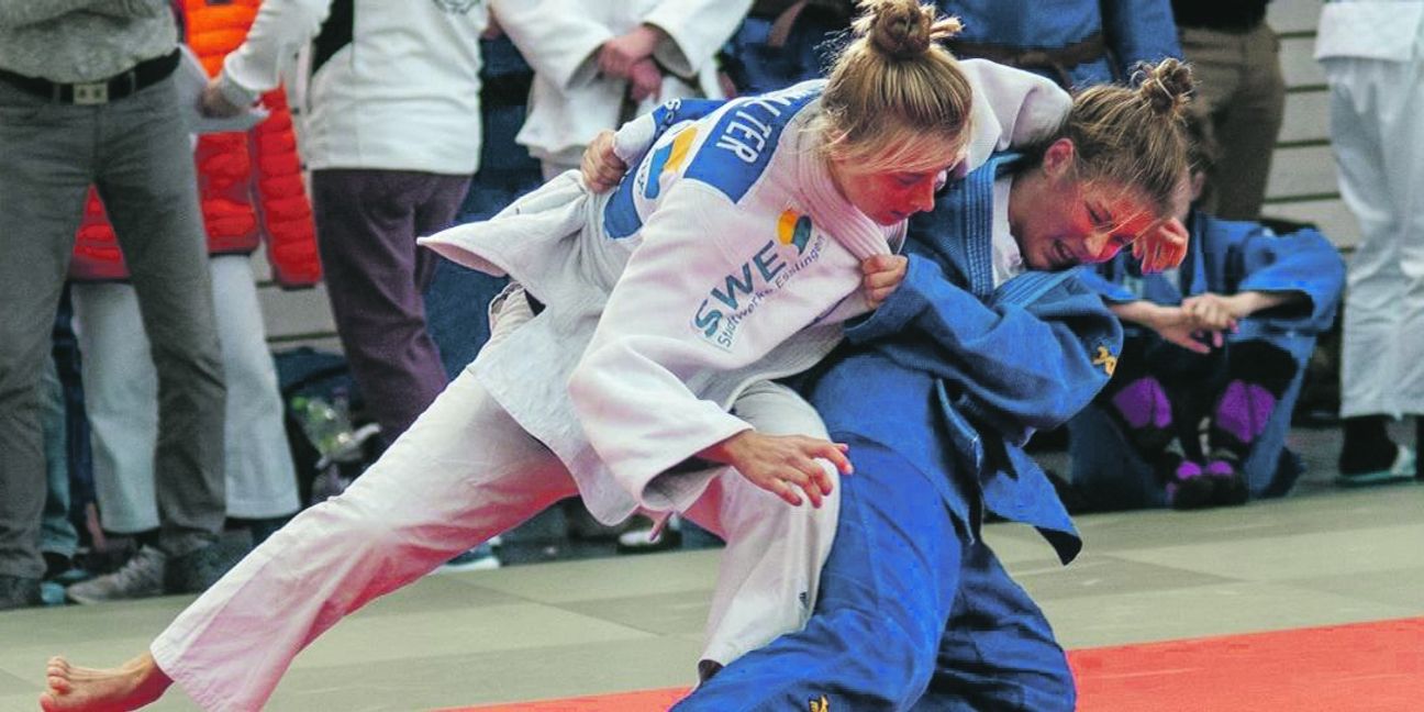Chiara Schmidt (rechts) gegen die Esslingerin Melissa Walter. Die Sindelfingerin sicherte sich bei den süddeutschen Judo-Titelkämpfen in Pforzheim die Bronzemedaille.  Bild: Vilz