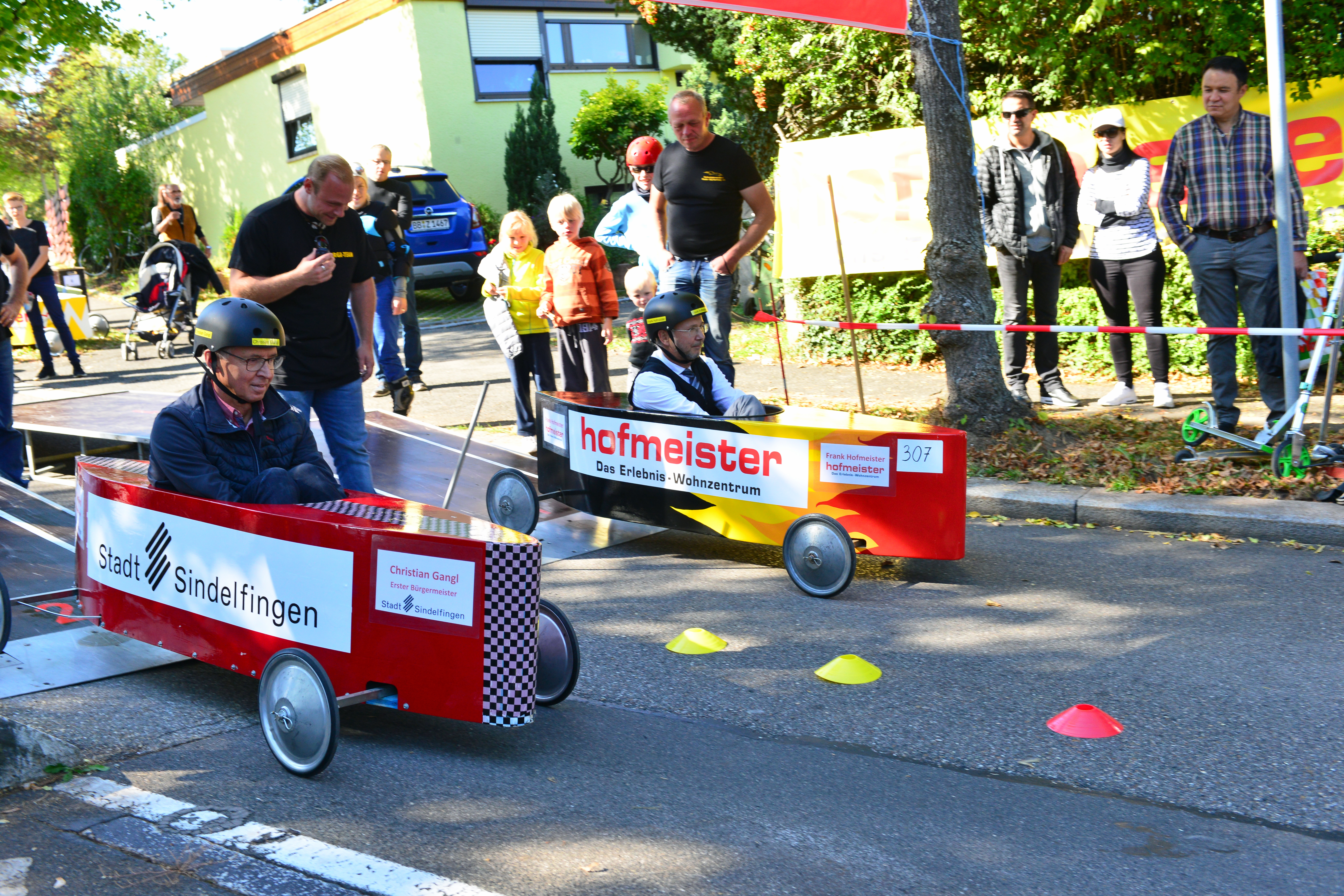 Am Start zum Prominentenrennen noch gleichauf: Christian Gangl (links) und Frank Hofmeister.	Bild: Stampe