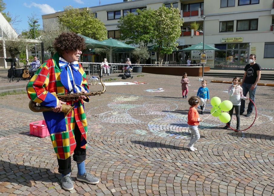 Clown Jürgen Sesterheim bringt die Kinder in der Viehweide zum Lachen.  Bild: Lück