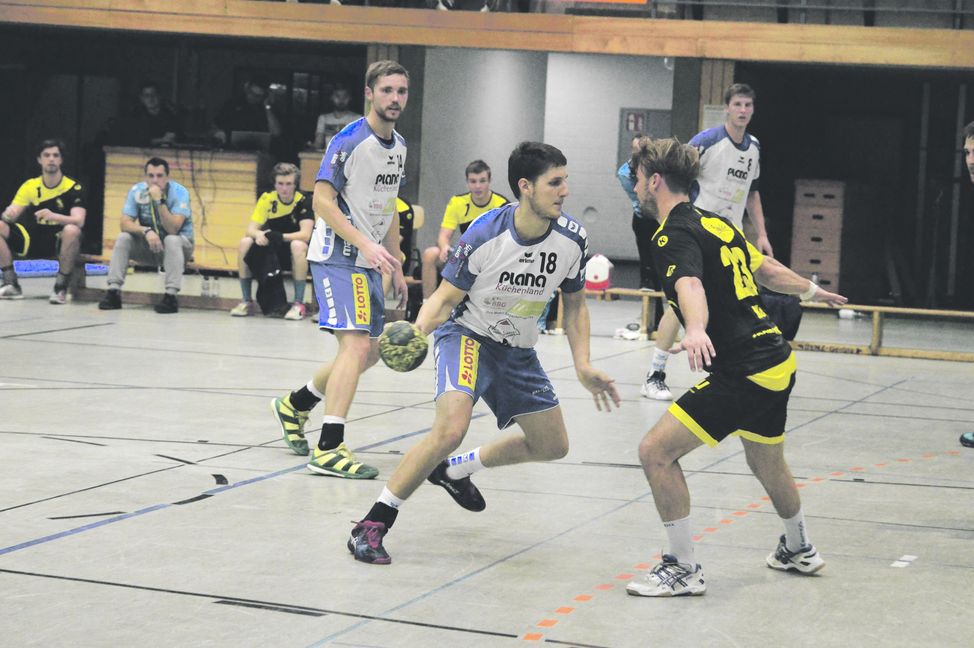 Trugen mit jeweils 7 Treffern zum klaren Auswärtssieg in Alfdorf bei: Nicholas Raff (am Ball) und Urs Bonhage (links).  Bild: Automotorart/A