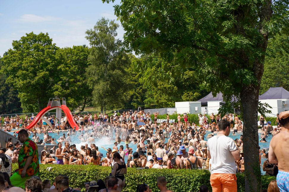 Wasser und Schatten haben mit dafür gesorgt, dass die Gäste bei den tropischen Temperaturen am Samstag alles gut überstanden haben.   Bild: Dettenmeyer