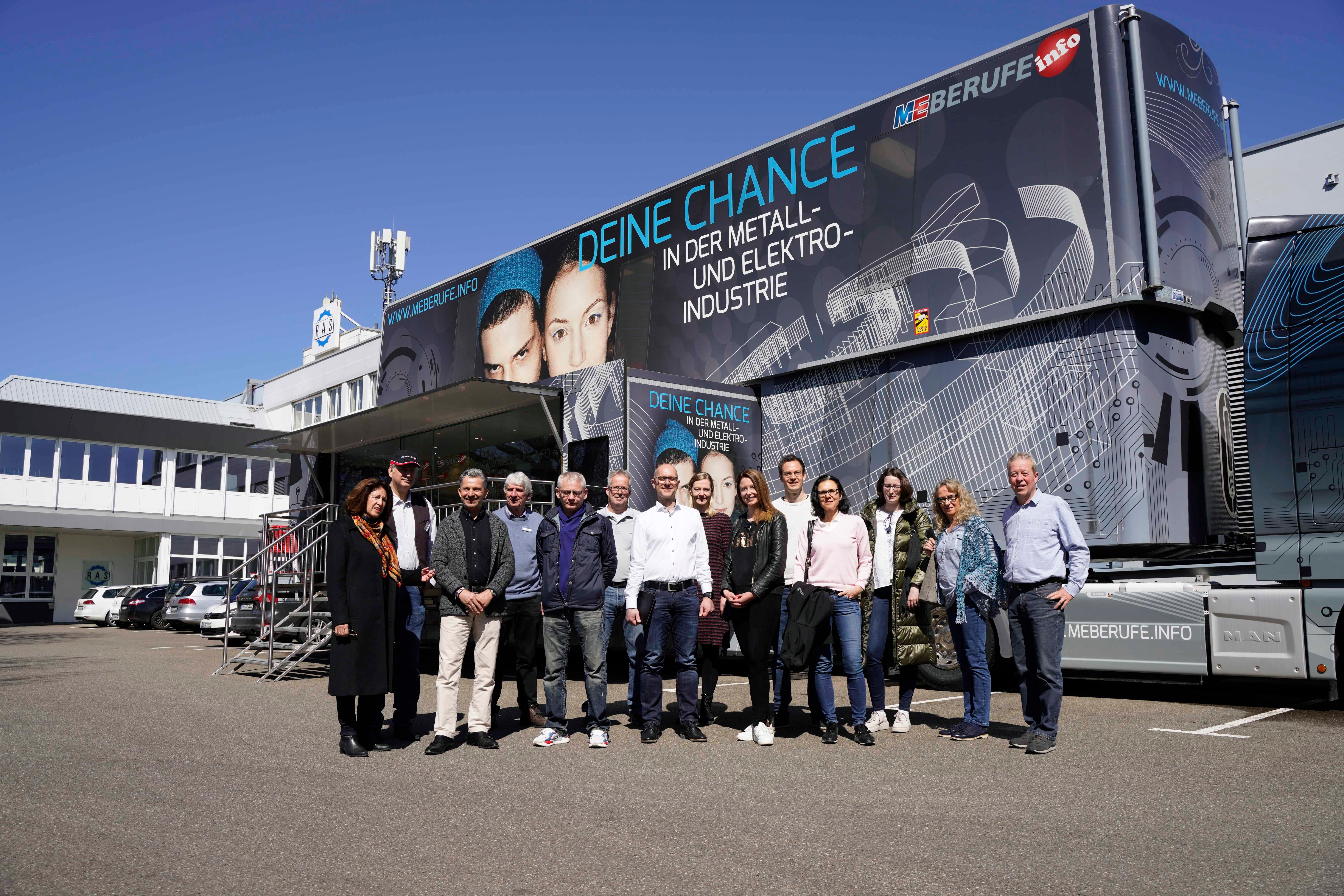 Gemeinsames Gruppenbild vor dem M+E-Info-Truck, der zum 3. Mal Station bei der RAS Reinhardt Maschinenbau GmbH macht. Bild: Dettenmeyer
