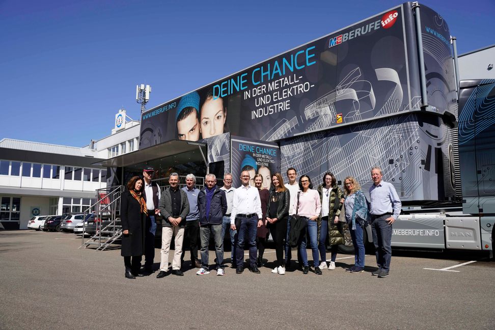Gemeinsames Gruppenbild vor dem M+E-Info-Truck, der zum 3. Mal Station bei der RAS Reinhardt Maschinenbau GmbH macht. Bild: Dettenmeyer