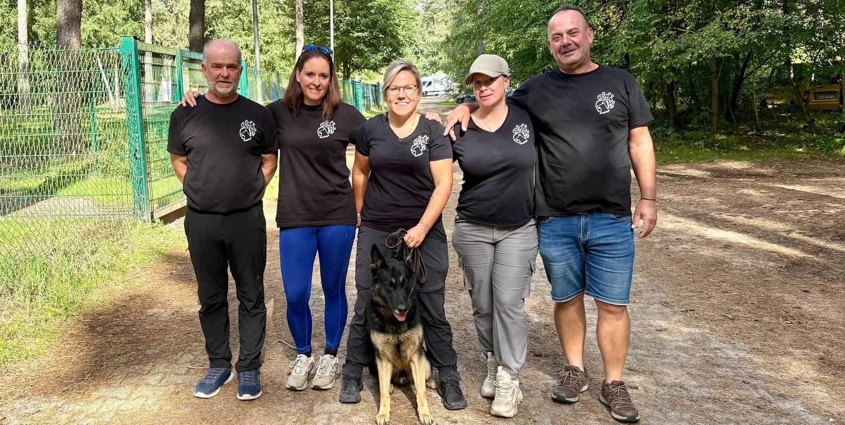 Marina Hoffstadt (Mitte) erreichte mit „Dobby“ bei der Bundessiegerprüfung die beste Platzierung aller teilnehmenden Teams aus Württemberg.