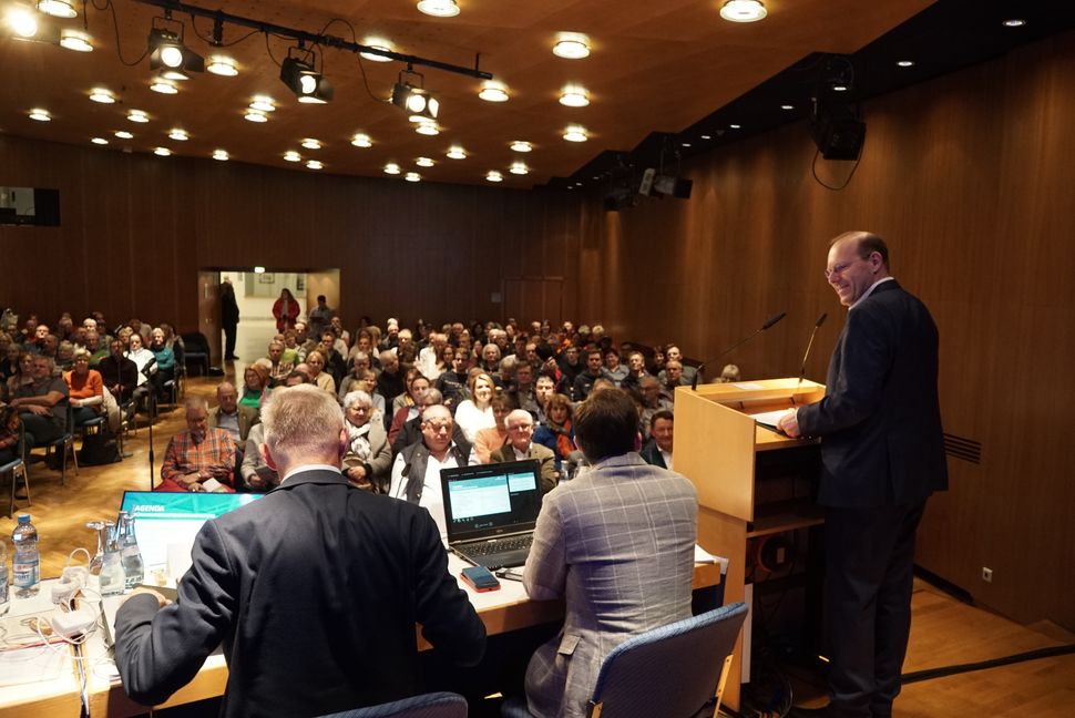 Volles Haus: Das Badezentrum liegt den Sindelfingern am Herzen. das wird im kleinen Saal der Stadthalle deutlich. Bild: Heiden