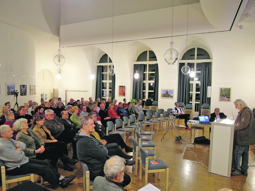 Klaus Philippscheck stellt im Stiftshof seine Vorstellungen für die Sindelfinger Stadtentwicklung vor.  Bild: Staber