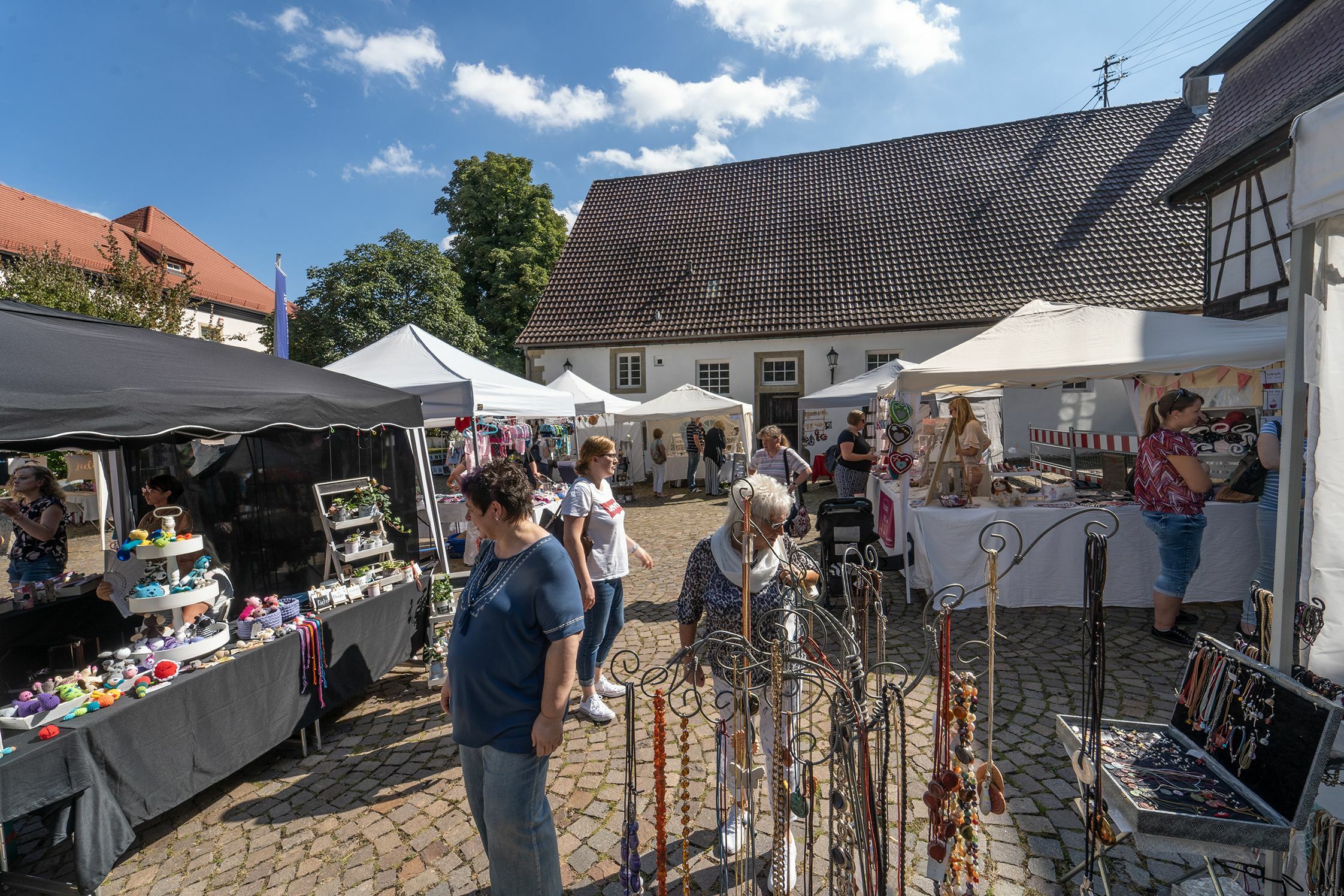 Ein wahres Füllhornder Kreativität: Die Stände vom Kreativmarkt vor dem Dätzinger Schloss.        Bild: Richter