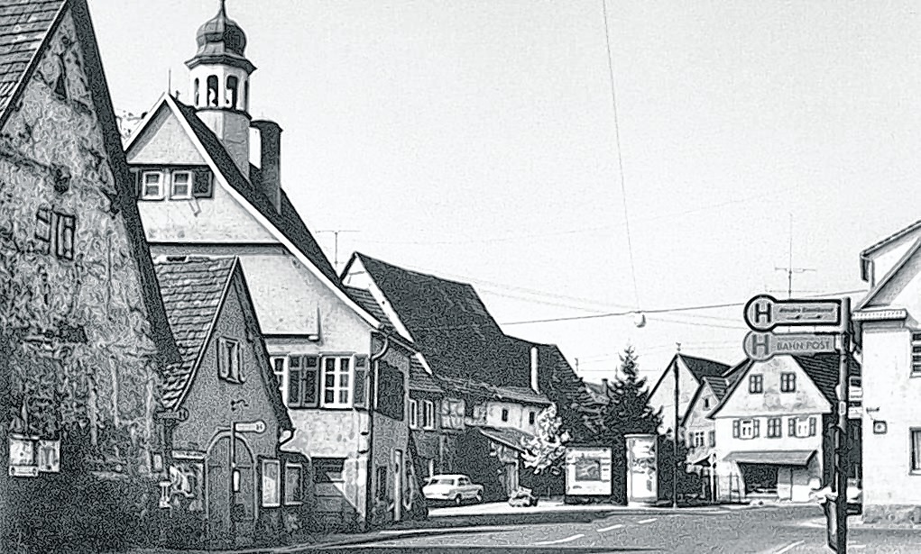 Maichingen, wie es vor gar nicht so langer Zeit noch aussah: Die Sindelfinger Straße mit dem Rathaus in den 70er Jahren.  Bild: z