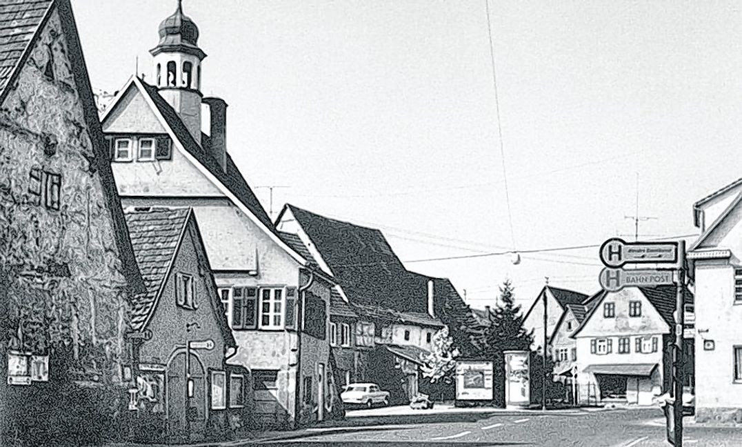 Maichingen, wie es vor gar nicht so langer Zeit noch aussah: Die Sindelfinger Straße mit dem Rathaus in den 70er Jahren.  Bild: z