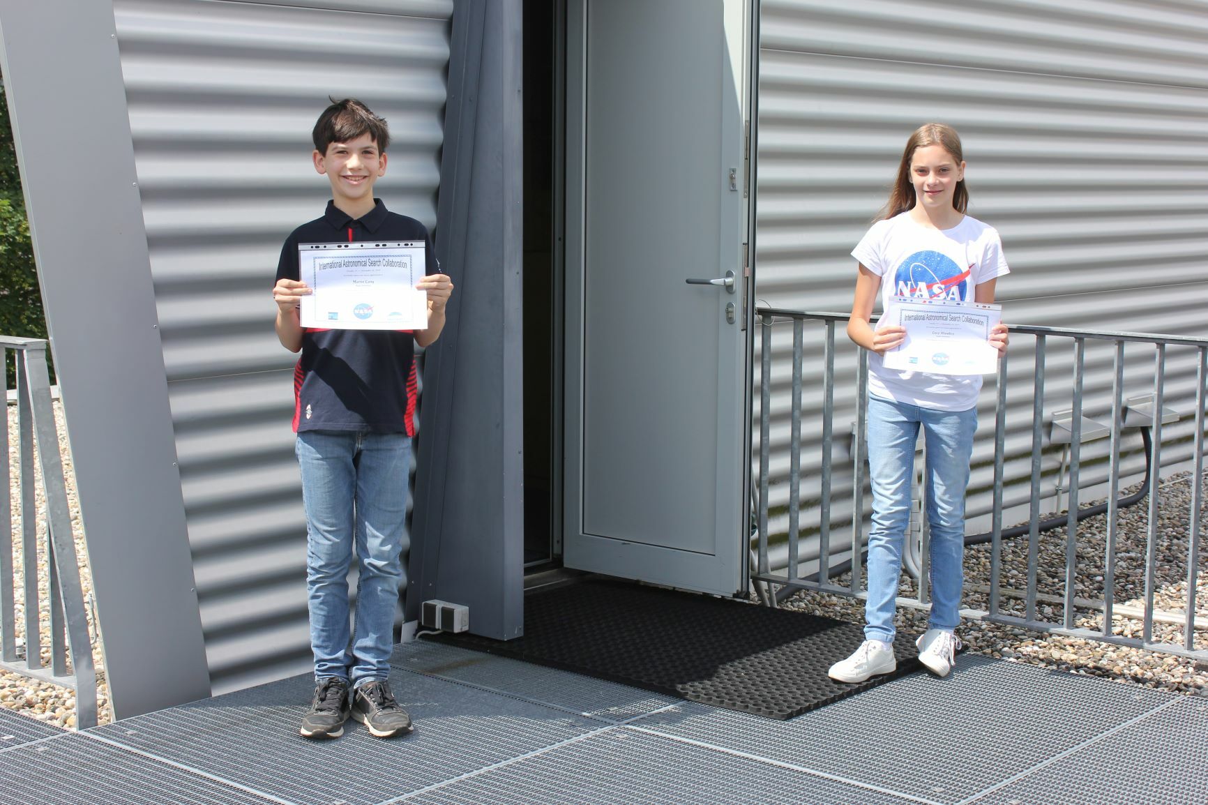 Die glücklichen Entdecker Lucy und Martin bekommen Urkunden vom Minor Planet Center