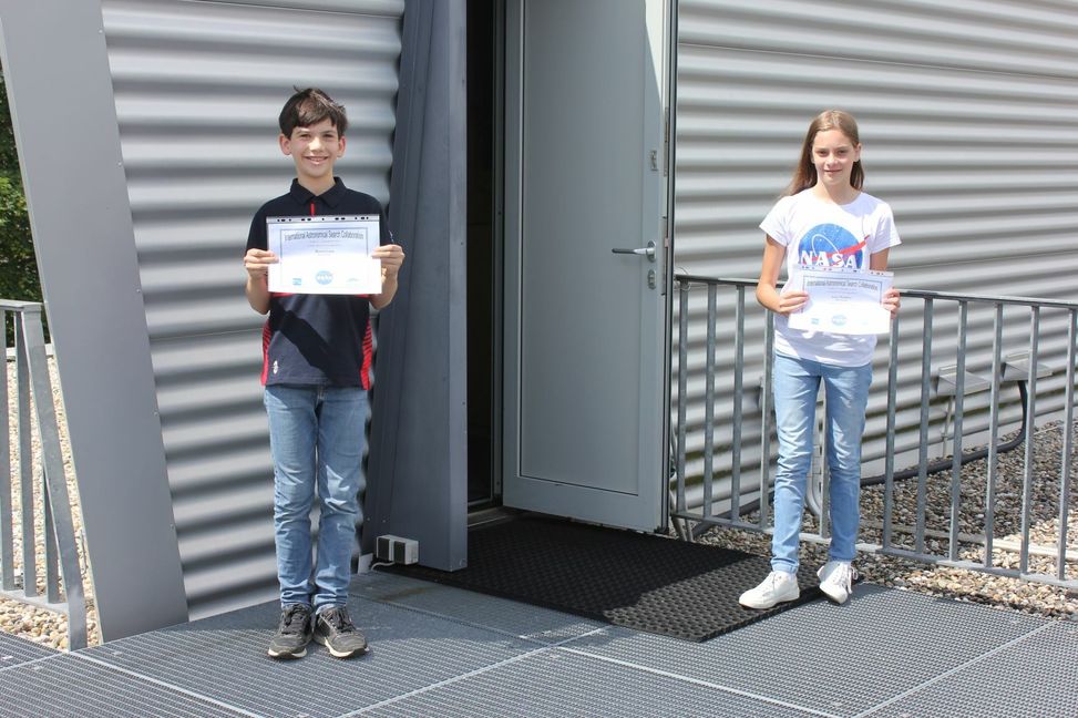 Die glücklichen Entdecker Lucy und Martin bekommen Urkunden vom Minor Planet Center