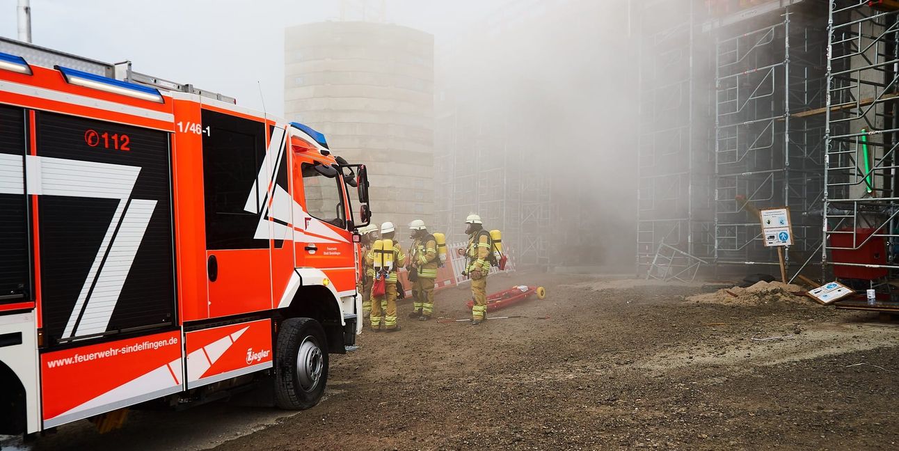 Rauch dringt aus der Südröhre: Das ist das Übungsszenario am Samstag für die Sindelfinger und Böblinger Feuerwehren. Der Rauch wurde mit Nebelmaschinen simuliert.