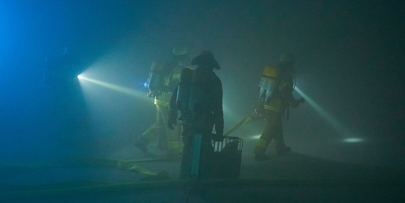 Nicht nur der Rauch wurde simuliert: Auch Knallkörper wurden losgelassen, um Explosionen nachzustellen.