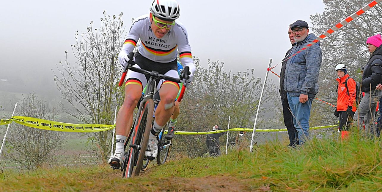 Vizeweltmeister Hannes Genze vom RV Pfeil Magstadt sicherte sich erneut den Gesamtsieg in der Cyclo-Cross-Bundesliga und will am Samstag in Bensheim seinen Titel als Deutscher Meister verteidigen.