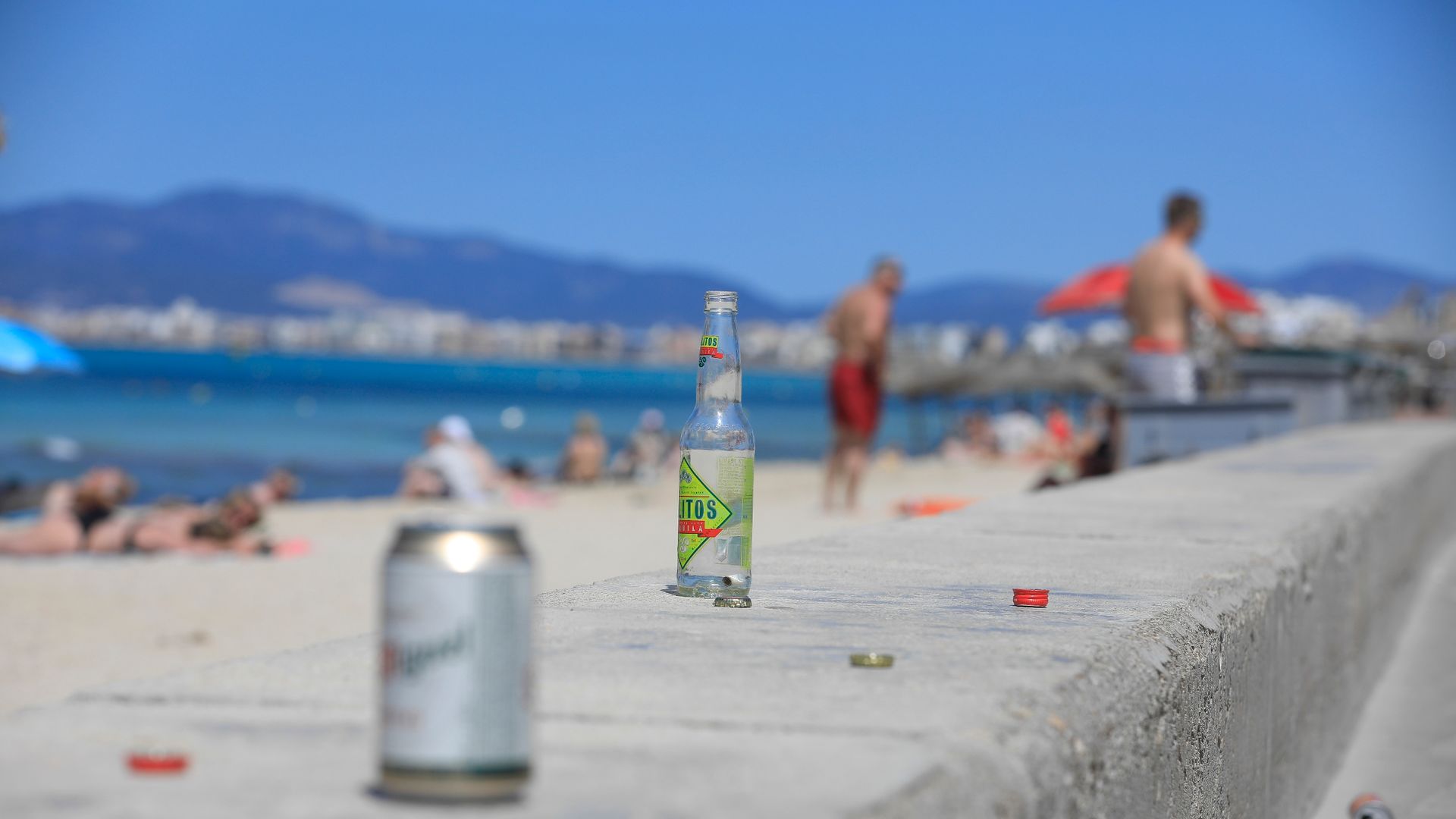 Urlaubern und Einheimischen, die etwa mit geöffneter Bierdose an "falscher" Stelle erwischt werden, droht nun ein Bußgeld zwischen 500 und 1500 Euro.