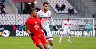 Der Sindelfinger Eliot Bujupi saß am Samstag in Großaspach, wo die zweite Mannschaft der Weiß-Roten ihre Heimspiele austrägt, nur auf der Tribüne. Bild: Eibner