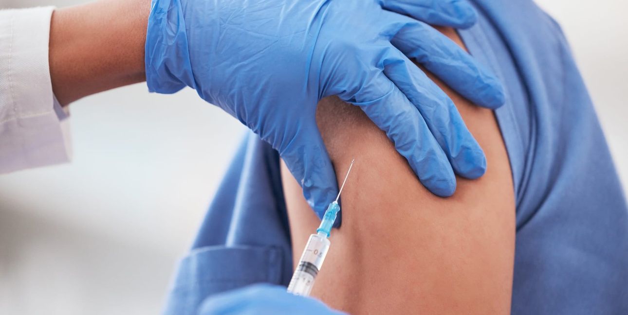 Die Impfquote ist in den vergangenen Jahren gesunken, so Apotheker Dr. Björn Schittenhelm. Bild: Talia Mdlungu/peopleimages.com