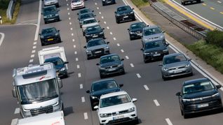 In Deutschland sind im März deutlich mehr Autos neu zugelassen worden als im Vorjahresmonat. (Archivbild)