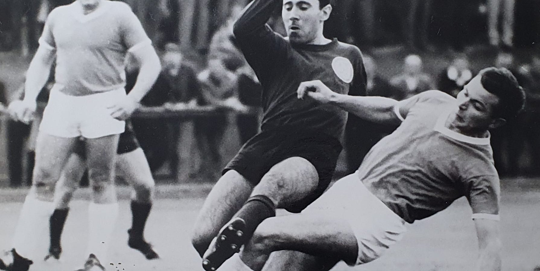 Kaum zu stoppen: EIn Spieler von Union Böckingen fährt Michael Wurst auf dem Hartplatz in die Parade.
