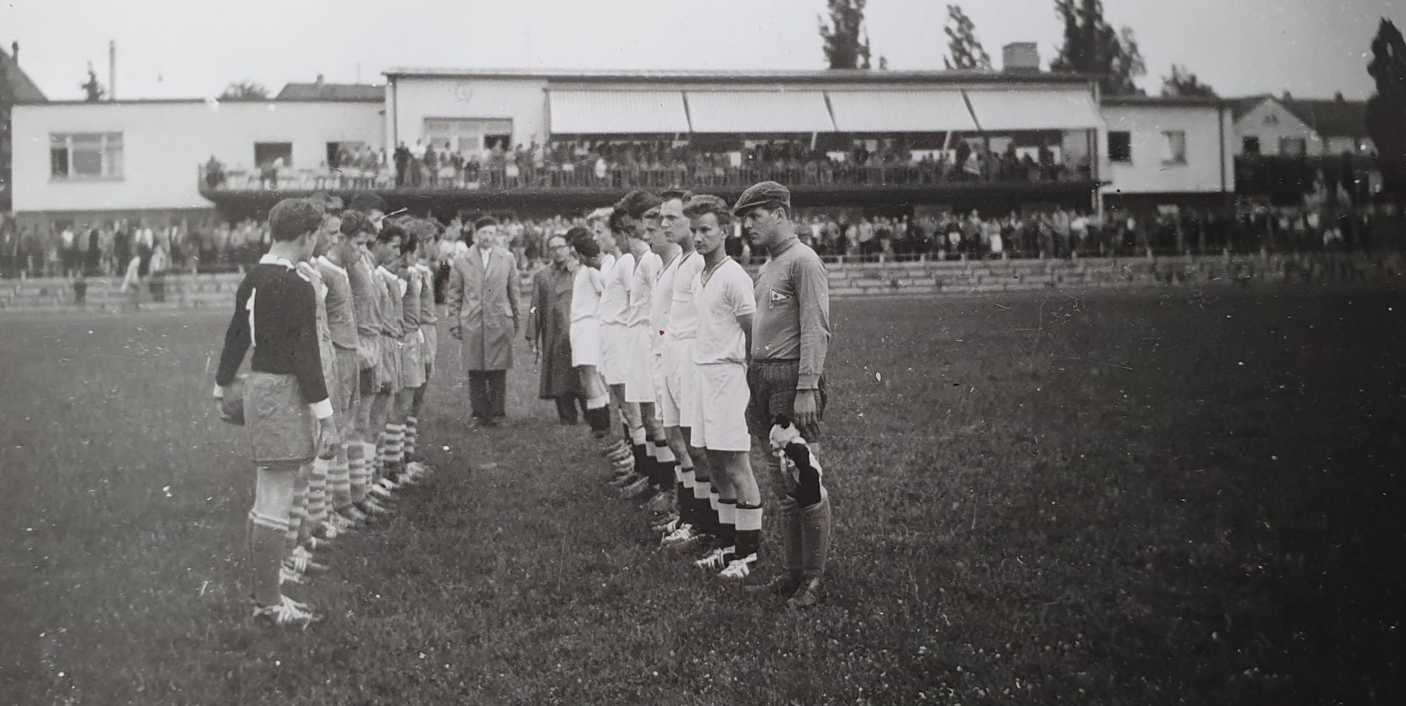 Die Begegnung, mit der die Fußballgeschichte in Sindelfingen beginnt. Die A-Jugend des VfL Sindelfingen (links) bestreitet ein Vorspiel zur Stadioneinweihung gegen eine Mannschaft aus Berlin. Zur Mannschaft gehört Michael Wurst. Im offiziellen Einweihungsspiel besiegt die erste Mannschaft des VfL Sindelfingen am 8. August 1954 vor 8000 Zuschauern die Reserve des legendären 1. FC Nürnberg mit 3:2.Bild: z
