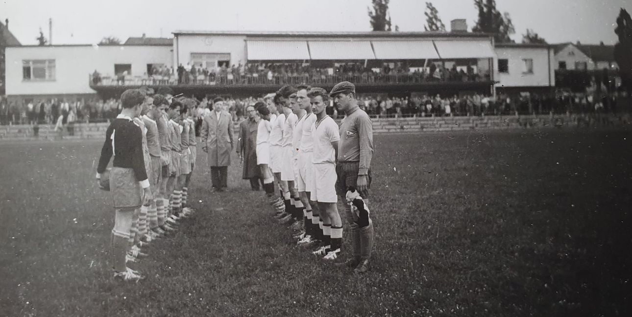 Die Begegnung, mit der die Fußballgeschichte in Sindelfingen beginnt. Die A-Jugend des VfL Sindelfingen (links) bestreitet ein Vorspiel zur Stadioneinweihung gegen eine Mannschaft aus Berlin. Zur Mannschaft gehört Michael Wurst. Im offiziellen Einweihungsspiel besiegt die erste Mannschaft des VfL Sindelfingen am 8. August 1954 vor 8000 Zuschauern die Reserve des legendären 1. FC Nürnberg mit 3:2.Bild: z