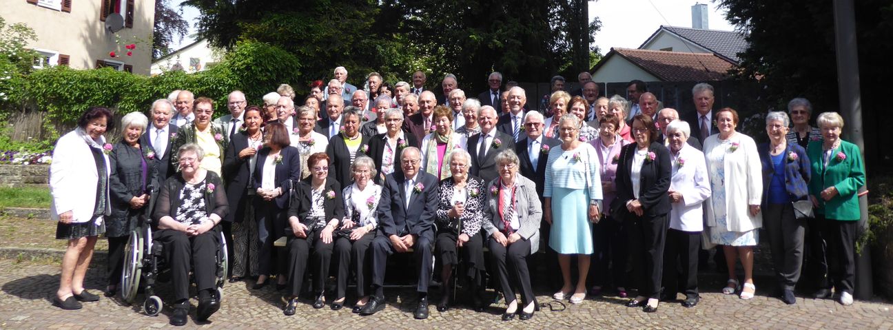 Kurt Hornikel (in der Mitte auf der Sitzbank) führt den Jahrgang 1939 als stärkste Gruppe 2019 in den Gottesdienst zu den jahrgangsfeiern. Bild: P. Bausch