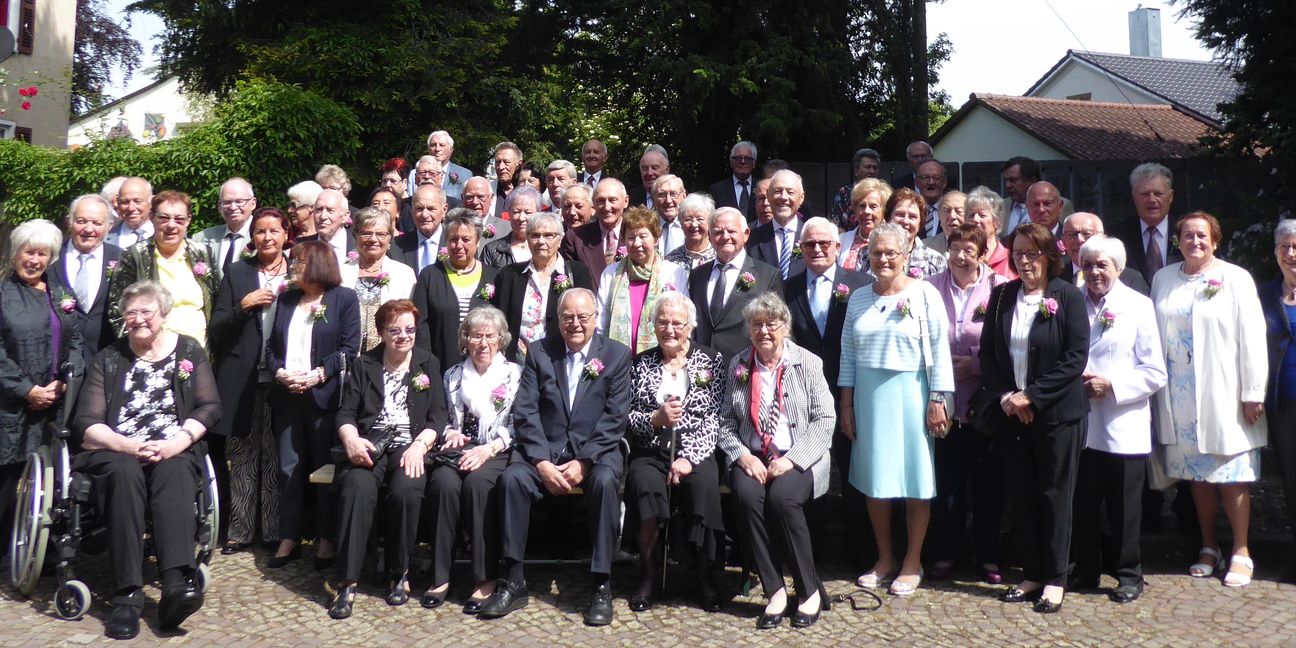 Kurt Hornikel (in der Mitte auf der Sitzbank) führt den Jahrgang 1939 als stärkste Gruppe 2019 in den Gottesdienst zu den jahrgangsfeiern. Bild: P. Bausch