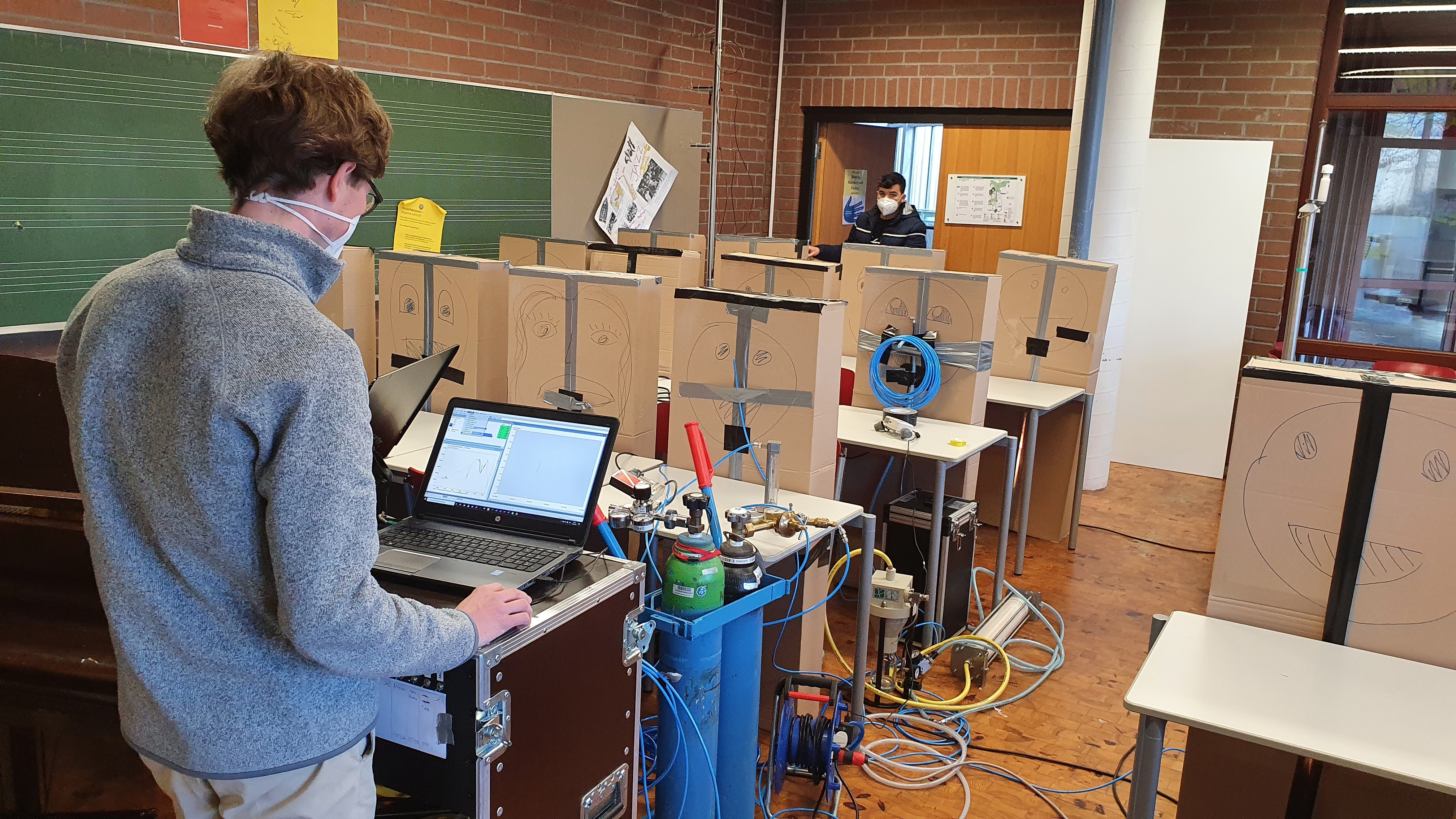 Torben Rathje und Maurizio Calandri vom Institut für Gebäudeenergetik, Thermotechnik und Energiespeicherung (IGTE) der Universität Stuttgart bei den Messungen im Musiksaal.