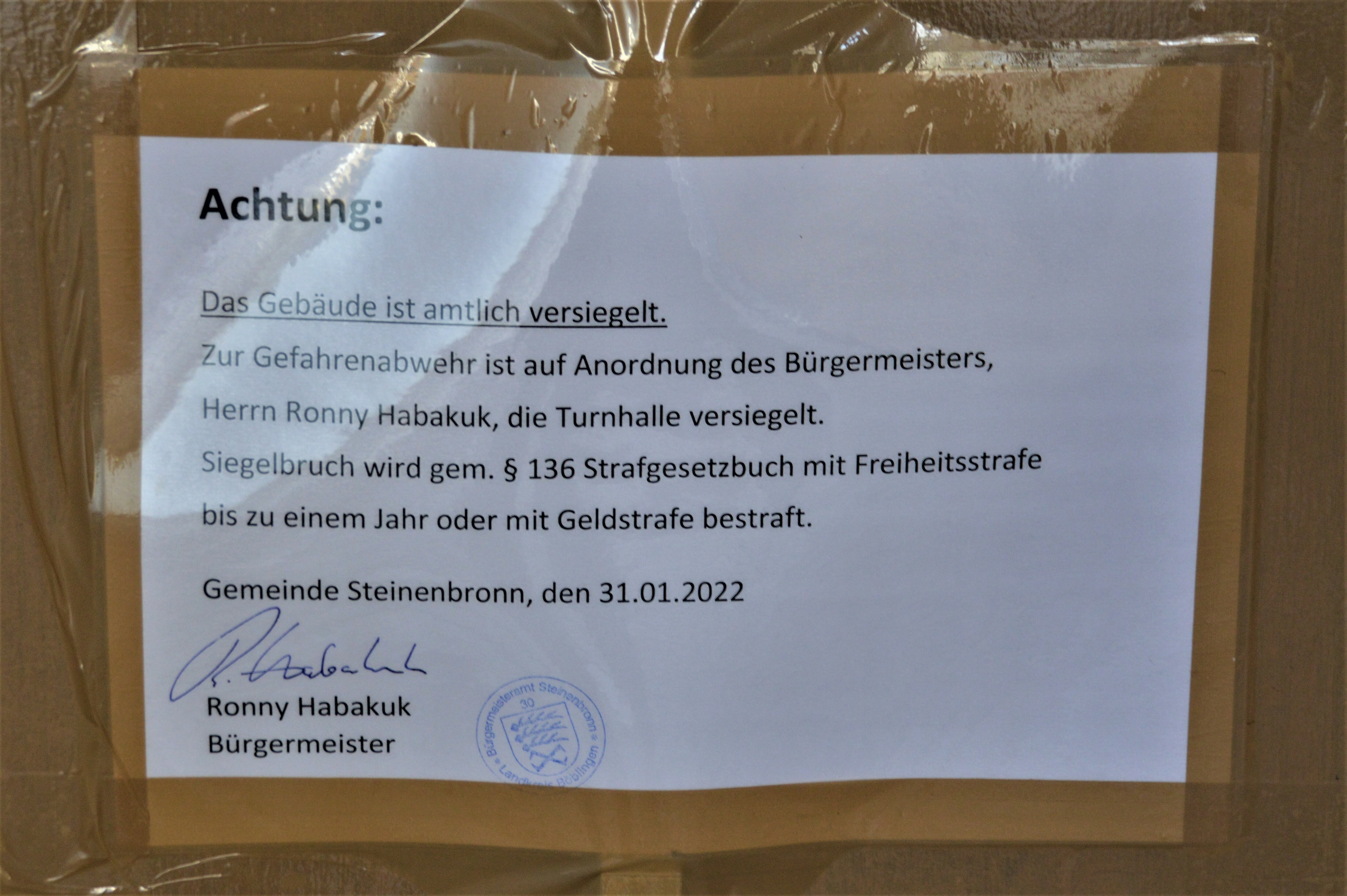 Diesen Anschlag lasen die überraschten Sportler am Montagmorgen an der Tür der Turnhalle. Bild Imensek