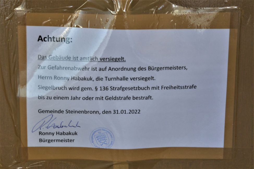 Diesen Anschlag lasen die überraschten Sportler am Montagmorgen an der Tür der Turnhalle. Bild Imensek