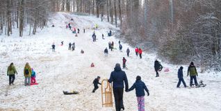 Am Hang der Winterhalde in Sindelfingen nutzen Familien und Kinder den Schnee zum Rodeln und Spielen.