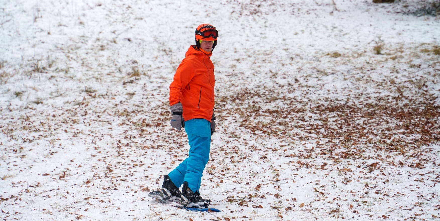 Alexander Mensch aus Maichingen mit seinem Snowboard auf einem Nebenhang.