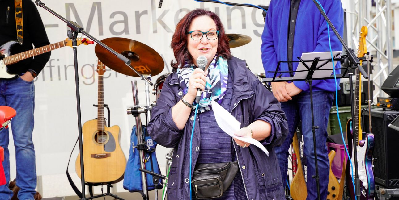 Ulrike Herlitze begrüßt die Teilnehmer.
