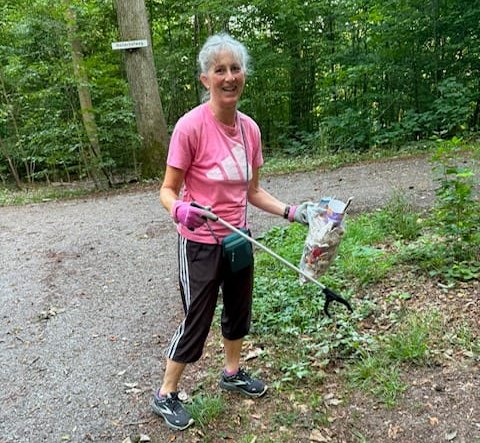 Annedore Zeller-Droste befreit den Wald von Müll.