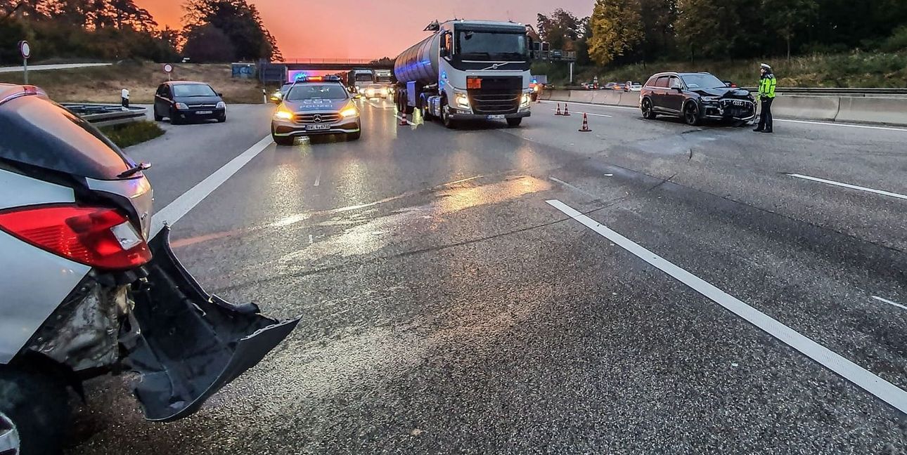 Der Opel schleuderte über die Fahrbahn und kollidierte mit einem Audi. Bild: SDMG/Dettenmeyer