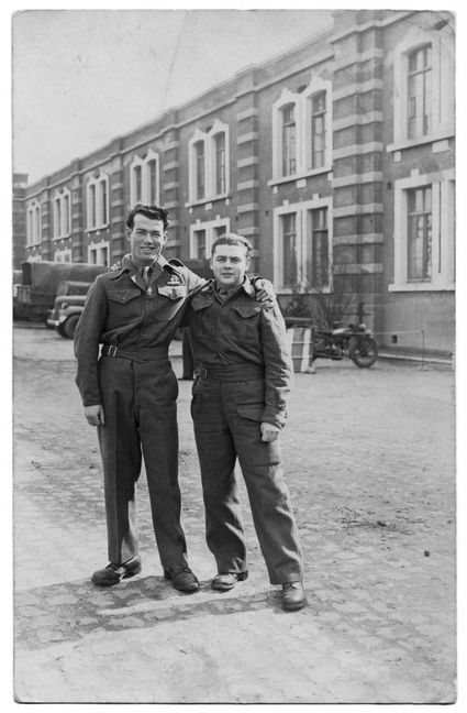 Shlomo Rajczyk (rechts) mit Mordechai Ciechanower 1946 in Antwerpen. Ciechanower war ebenfalls im KZ Hailfingen-Tailfingen gefangen und als Holocaust-Zeitzeuge schon mehrfach zu Gast am Sindelfinger Goldberg-Gymnasium. Bild: z