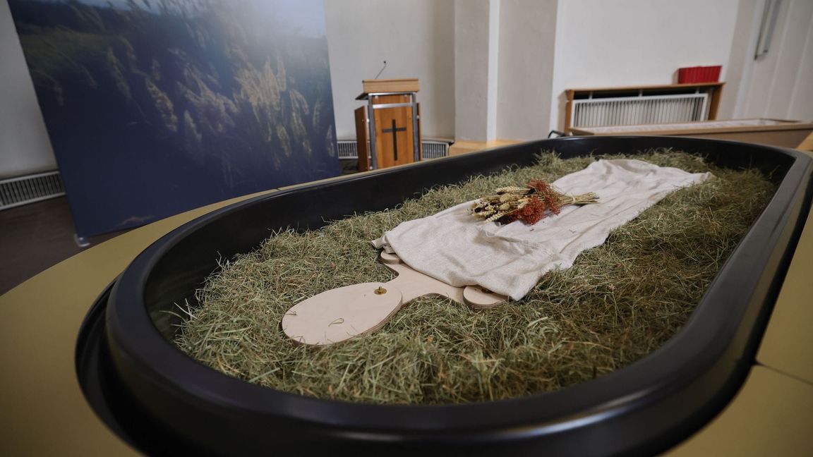 Ein Leichnam wird auf Heu, Stroh und Grünschnitt gebettet, innerhalb von 40 Tagen wird er zu Erde.