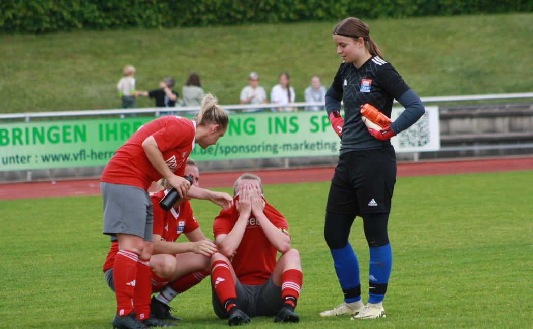 Anett Wolf, Leslie-Ann Assfalg (verdeckt) und Torhüterin Annika Grün (von links) versuchen Kapitänin Anna Krämer aufzubauen, die nach der Finalniederlage des TSV Grafenau gegen die Sportvg Feuerbach untröstlich
ist.