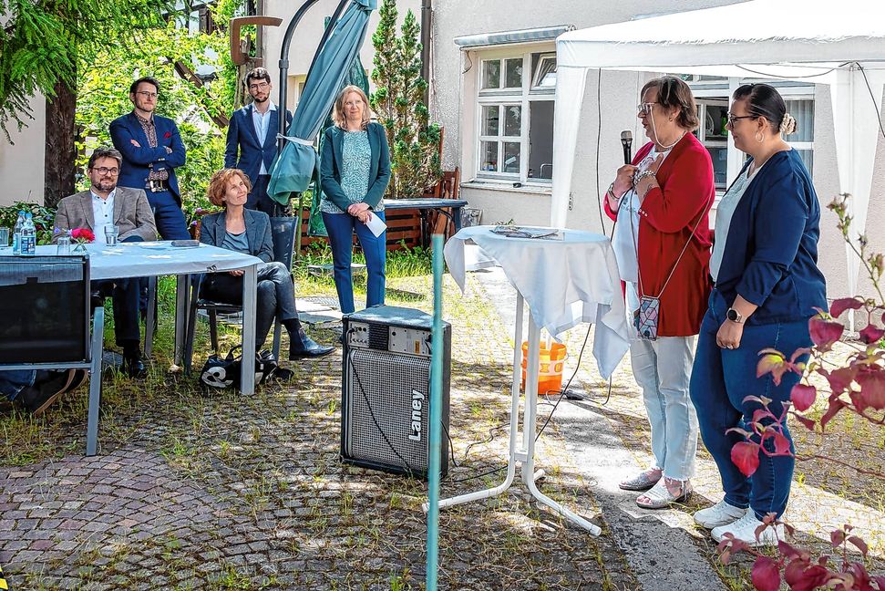 Als Hilfe zum Weiterleben bezeichnet Besucherin Hildegard Colon (zweite von links) , die Einrichtung, während Diakon Markus Frasch, Dr. Corinna Clemens, Simone Schächtele (Diakonieverband Böblingen) (vorn), Fabian Hanke und Jonathan Hanke (hinten) und künftige Leiterin (ab 1. Juli) Sarah Nowotny (ganz rechts).Bild: Nüßle